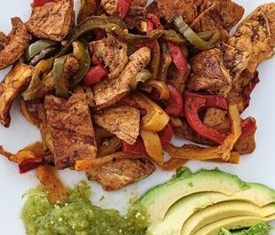 Alambre de pollo con pimientos