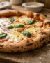 Pizza casera recién horneada con queso derretido y albahaca sobre una tabla de madera.